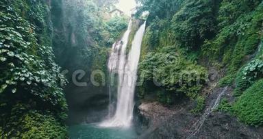 巴厘岛美丽的AlingAling瀑布的鸟瞰图